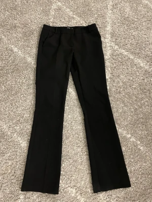 Svarta kostymbyxor - Säljer dessa supersnygga kostymbyxor från Bik Bok i modellen ”Vera”, och det är deras ”tall” längd. De är i bra skick förutom att de är lite slitna längst ner. Säljer dem eftersom de inte passar💗