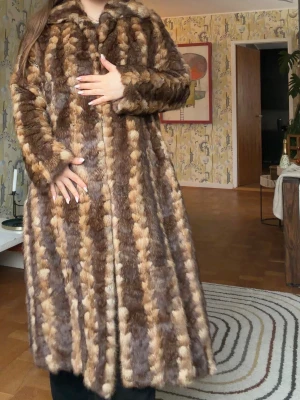 Vintage Päls - Vintage äkta päls, jättefin kvalitet. Endast ett litet hål på armbågen, går lätt att sy ihop. Tror att det är klippt bäver. Den håller värmen jättebra. Står ingen storlek men skulle säga s/m. Passar mig som är en medium, kan ha en tjocktröja under.  90-talet. 