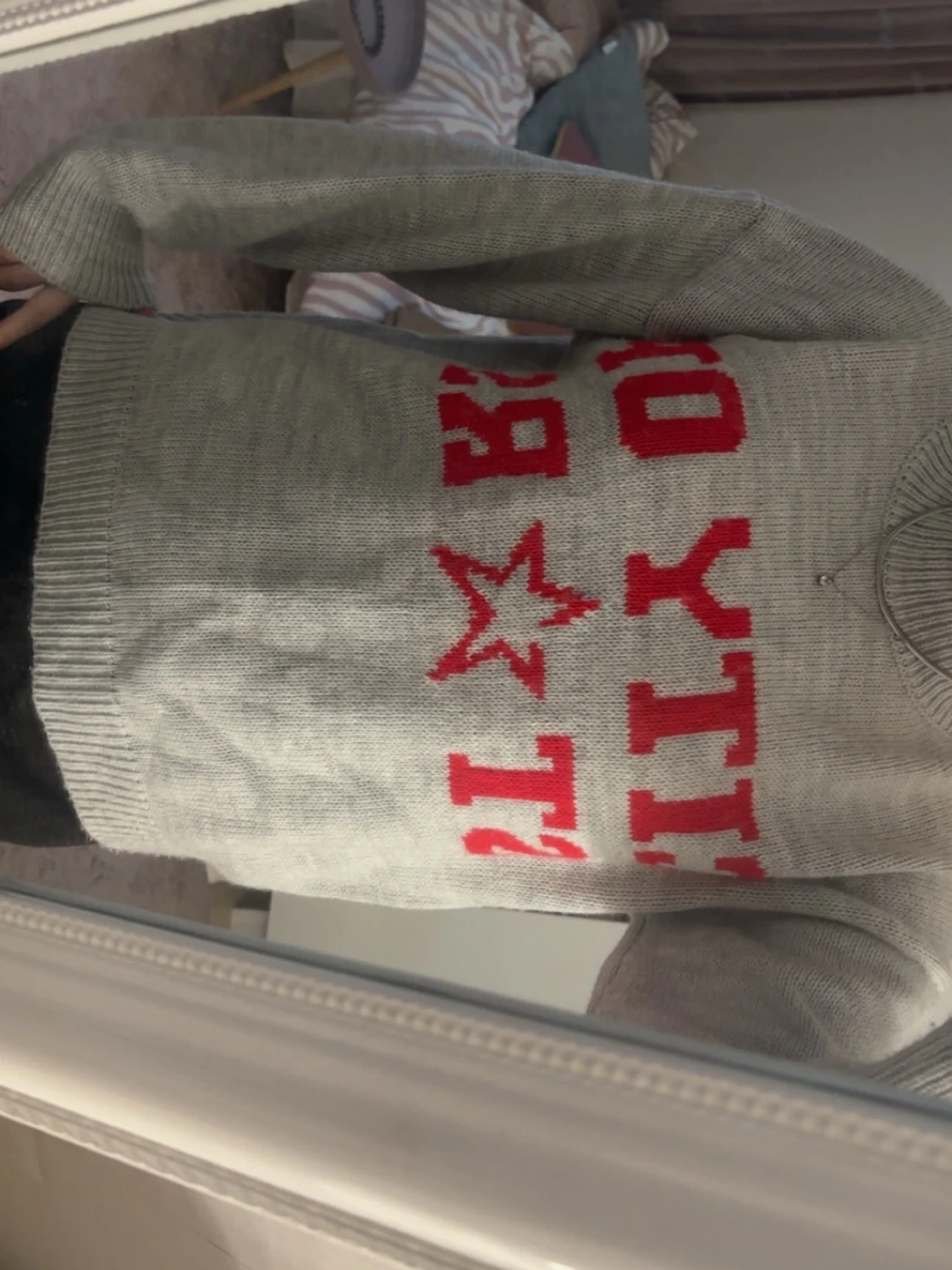 Grå stickad tröja med röd text - 2