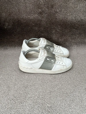 Valentino opens - Hej! Säljer dessa Valentino Garavani Open skor! Skorna är i ett mycket fint skick som jag visar på bilderna. Som tillbehör till skorna får du med box, dustbag, kort och kuvert! (Se bild 5) nypris: 7200kr! Skorna är självklart autentiska vilket jag även står för! (Olagligt att sälja märkeskopior). Hör gärna av dig vid frågor eller om du vill ha bilder/mått 😊Mvh DS