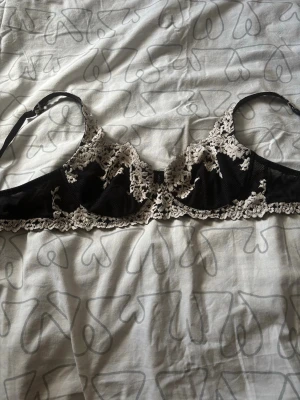 Intimissimi  - Balconettebehå Daniela Pretty Flowers  Är osäker på storlek för mappen är borta men tror den är i 80b