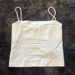 Vit linne - Linne från Gina tricot. Använd en gång och säljs pga att den inte används.