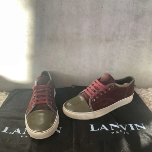 Bordeaux och olivgröna Lanvin - Snygga Lanvins som jag säljer för att jag inte har någon användning för dem längre. Hör av dig vid intresse, Inga returer tack. OBS denna annonsen syns också på ett annat konto på Plick men detta är det riktiga inlägget. Det låga priset är pga att det inte medföljer en sko låda endas dustbags. Det högsta budet just nu är 1700.