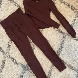 Tränings-set - Ett mycket fint tränings-set från H&M SPORT🤎 Kläderna är i fint skick och jag skulle säga att de är något mindre i storleken, så de passar nog bättre till en XS. Skriv för frågor🤎