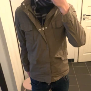 Field jacket  - Säljer min Jon Henric field jacket i stl S-M, pris går att diskutera eller byten 
