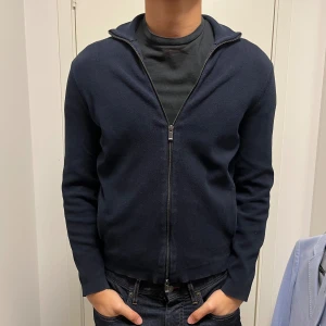 Massimo dutti full zip - Storlek M men den har krympt lite så den passar mer som en S. Rekommenderas för dig som är 175-180. 