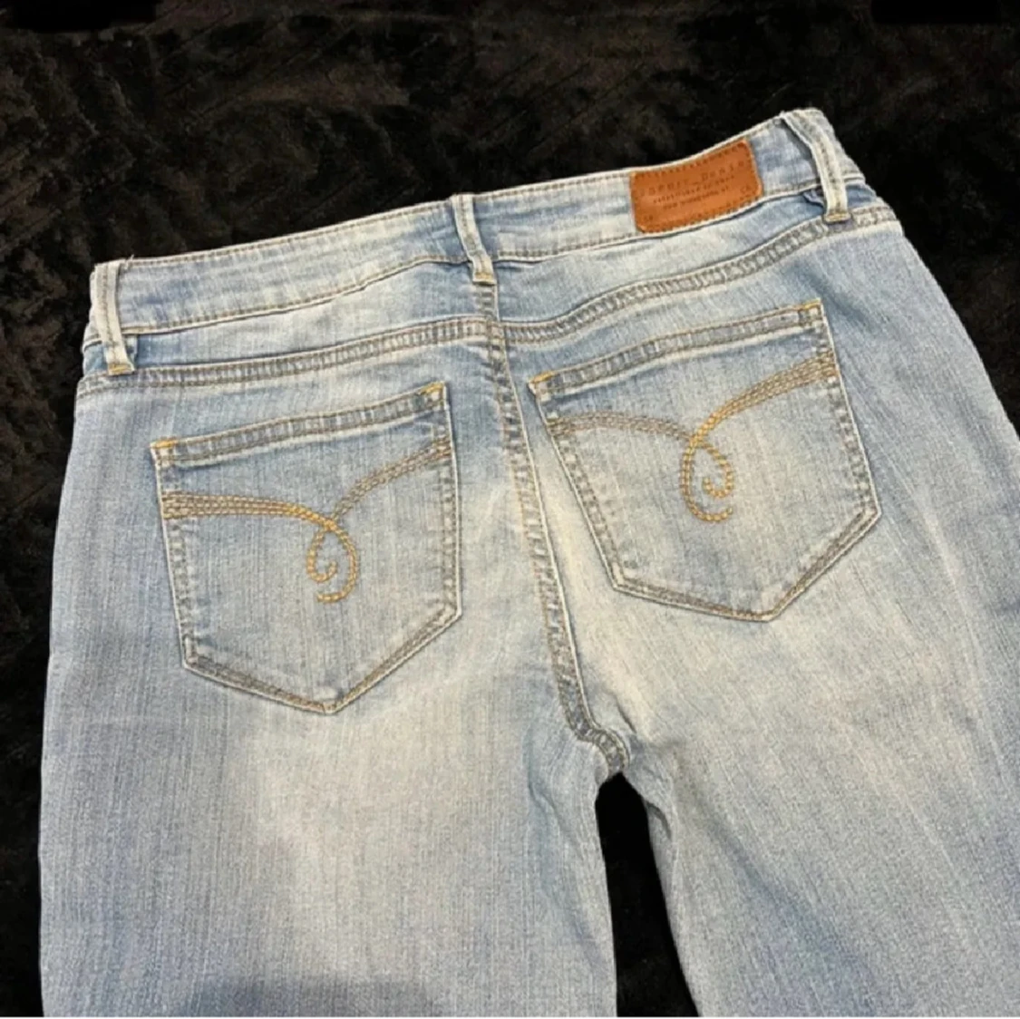 Ljusblå jeans med dragkedjedetaljer - 90