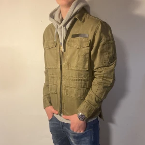 Olivgrön jacka från Zadig&Voltaire (Helt Ny) - Säljer denna Feta helt nya olivgröna jacka från Zadig&Voltaire med flera praktiska fickor och dragkedja framtill | Perfekt för en avslappnad stil | Jackan är pefrekt för både höst, vår och de mildare vinterdagarna | Nypris ligger på runt 4000 kr | Pris går att diskuteras vid snabb affär | Hör av er vid frågor och funderingar!