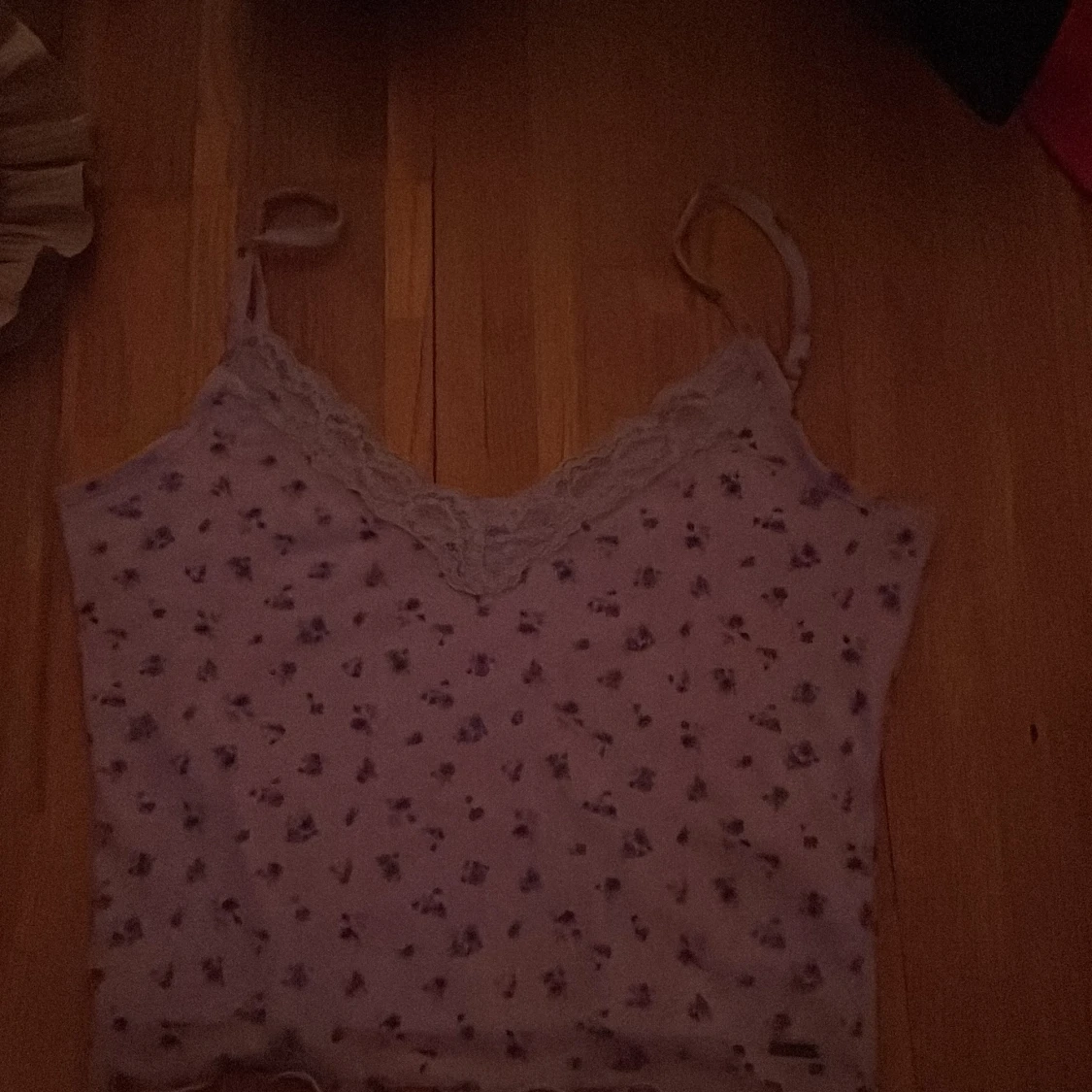 Ljuslila blommig linnetopp