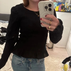 Svart blus med volangdetaljer - sån snygg svart festtopp som även går att använda i vardagen. Kommer tyvärr aldrig till användning längre därav säljs den❤️❤️