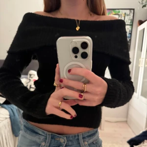 Svart offshoulder tröja - sån snygg offshoulder svart stickad topp som passar till många sammanhang. Perfekt nu till våren🥰🥰 Tyvärr kommer den ej till användning längre därav säljs den❤️❤️