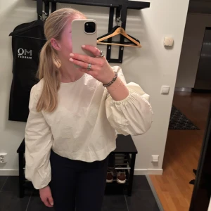 Blus - Säljer denna vita blus med knytning där bak. Superfin, storlek 34. 