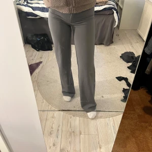 Grå byxor från Nelly - Snygga grå byxor från Nelly i storlek XS. Byxorna har en stilren design som är raka nertil. Använda några få gånger och har inga fläckar eller slitage på sig🌸