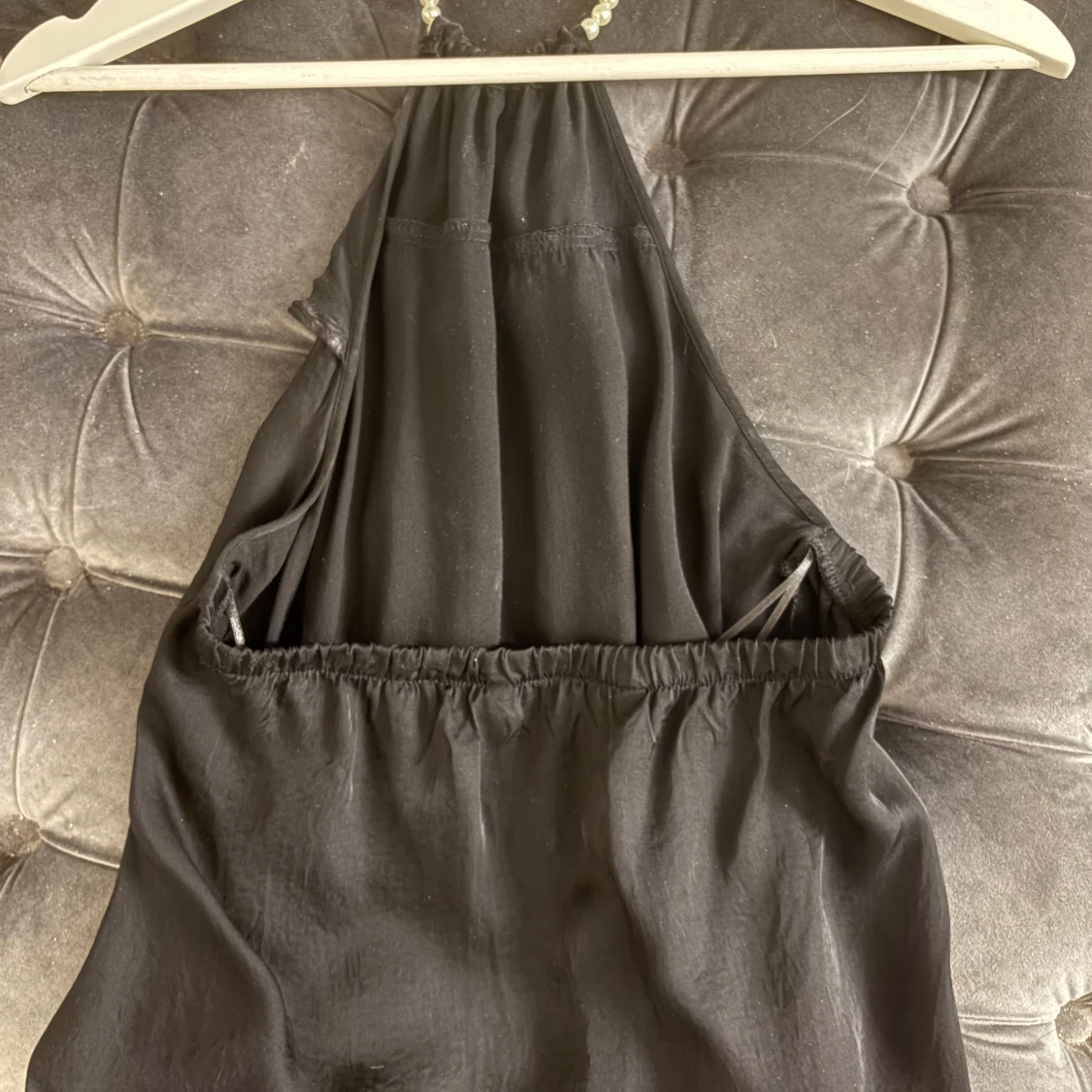 Svart halterneckklänning med pärldetaljer - 90