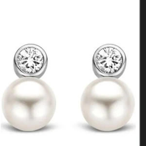 TI SENTO Örhängen 7590PW - Eleganta örhängen från TI SENTO med en gnistrande sten och en klassisk pärla. Helt oanvända då jag skulle skickat tillbaka dem för råka köpa 2..ligger i sin vanliga låda och har inte ens öppnat plasten dem ligger i  och går inte att skicka tillbaka så lätt.. 700kr eller lite billigare vid snabb affär!! 🙌🏻🥰