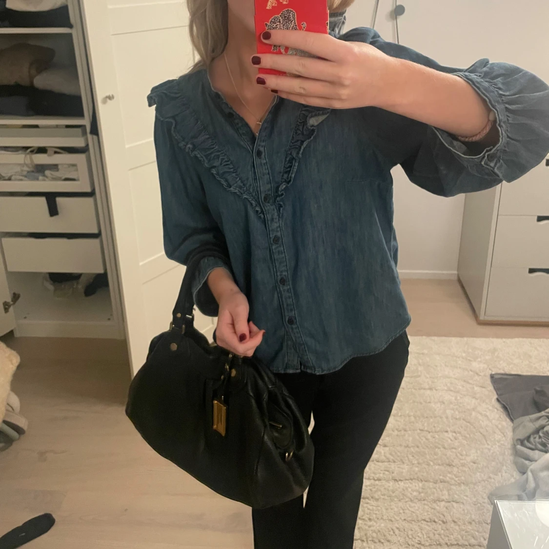 Blå jeansblus med volangdetaljer