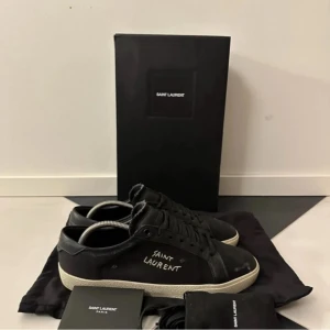 Saint Laurent skor - Saint Laurent skor i storlek 43 bra skick medföljer dustbag o kort och sånt helt nya. Bara att skriva vid minsta lilla fundering 🥂