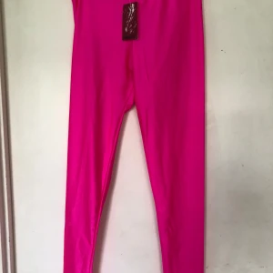 Rosa leggings - Snygga och färgglada rosa leggings som passar perfekt för en poppig stil. De är tighta och bekväma, idealiska för både träning och vardag. Ett måste för garderoben om du älskar att sticka ut!
