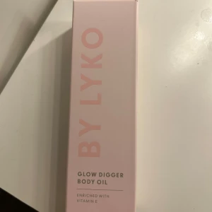 Glow Body Oil från By Lyko - Glow Digger Body Oil från By Lyko är berikad med vitamin E, fick i min julkalender och är aldrig använd! För bild på själv den skriv! Eller om du har andra frågor!💕🥰nypris är 129kr