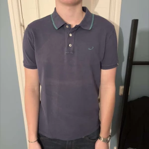 Jacob Cohen piké  - Säljer nu denna Jacob Cohen piké i storlek L, men sitter som M. Defekter förekommer därav det låga priset!