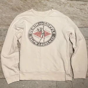 Ralph Lauren tröja - Ralph Lauren tröja med fett tryck! St L! Liten defekt se bild 3! Hör av dig vid ytterligare frågor och följ för mer! Mvh Henry 