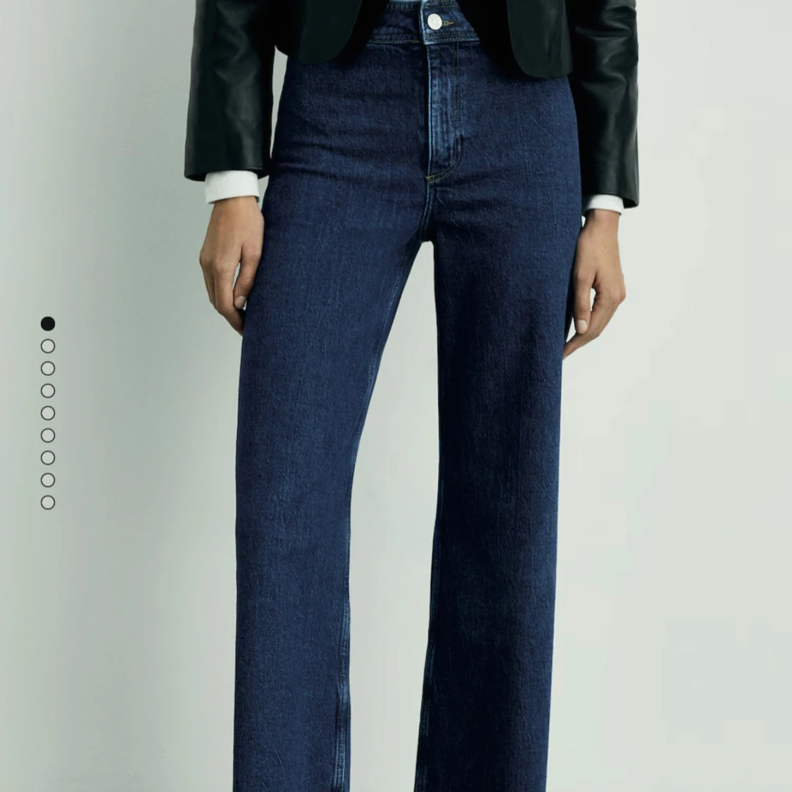 Mörkblå jeans med fransade kanter