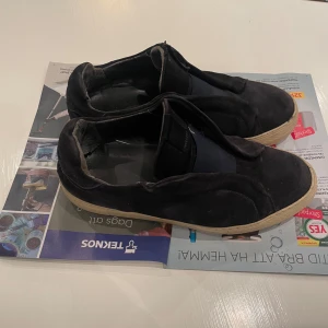 Arigatos - Säljer dessa arigatos! Skick på dess 6/10, passar 43 men kan vara lite stora i hälen! Skriv om ni har några funderingar