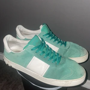 Valentino Flycrew - Cond 8/10 lite slitna inne i skon på hälen, bilder kan fås annars i väldigt fint skick allt og ingår,hör av er vid intresse:) 
