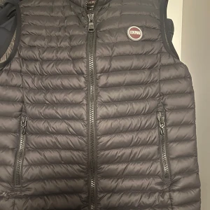 Colmar väst - Svart colmar väst i bra skicka utom en liten defekt(kolla bild 4) men som inte är märkbar. Storleken är S. Skriv vid funderingar. Priset går att diskuteras vid snabb affär.