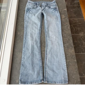 Ljusblå bootcut jeans - Säljer dessa skit snygga ljusblåa low waist bootcut jeansen för dom inte passa. Vet inte märket💗skriv privat om ni vill ha måtten🥰tre första bilderna är lånade💗saknas en knapp på en av bakfickorna