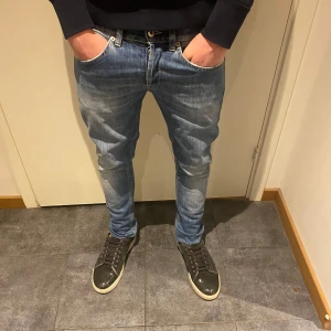 Dondup George jeans  - Strl:W 30- passar W28-29 | perfket för dig runt 170 | mycket bra skick | inga defekter | fraktas inom 24 h📦 | priset är ej hugget i sten 🪨 | vid frågor kontakta oss gärna! |
