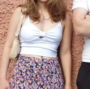 Vit topp - Söt topp i S men passar även Xs. Tröjan har en liten fläck på framsidan💗