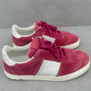 Valentino Flycrew ( DAM ) - ett par riktigt cleana flycrews i dam || perfekta nu mot våren/sommaren || strlk 38 || skicket är 9/10 || Alla nitar sitter kvar || hör av er vid intresse!