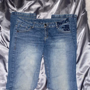 Jeans  - - Lågmidjade  - Finns ingen lapp men xs/s - Jag är 168 cm lång - Fickorna börjar bli slitna invändigt  200kr OBS! Finns ett litet hål i skrevet. 
