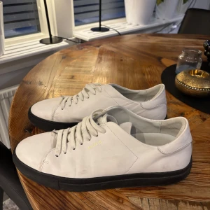 Axel arigato skor  - Säljer dessa axel arigato skor i storlek 42