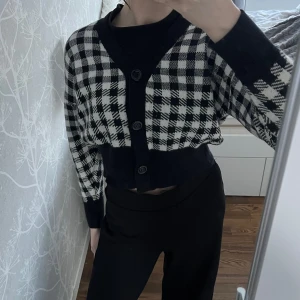 Kofta - Snygg svartvit rutig kofta med knappar framtill. Koftan är croppad och går lite in i midjan. I väldigt bra skick!☺️Står inte vad det är för storlek, men jag är vanligtvis i strl S.