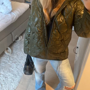 Olivgrön höstjacka - Snygg mönstrad olivgrön färgad jacka med coola dragkedja detaljer. Jackan har drag spännen nertill och en lite större passfrom så skulle säga att den passar M men original storlek är XS! Har använt fåtal gånger, original pris 599 💕