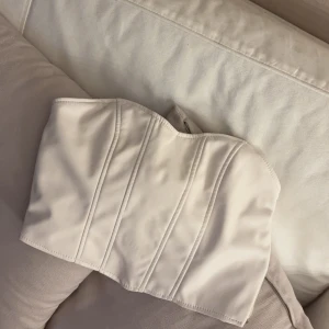 Skinntopp  - Fakeskinn, Har dragkedja i sidan