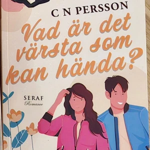 Vad är det värsta som kan hända? - En romantisk bok av C N Persson med titeln 'Vad är det värsta som kan hända?'. Utgiven av Seraf, boken har en färgglad omslagsdesign med illustrationer av två personer och blommor.