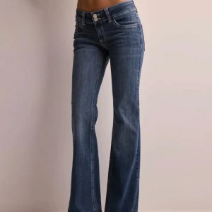 Low waist bootcut jeans - Snygga blå lågmidjade bootcut jeans. Helt nya använda endast ett tillfälle. Om fler bilder önskas så skickas det. 