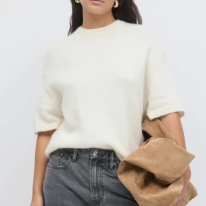 Vit stickad tröja från H&M - beige/Vit T-shirt ifrån Gina, jätte fint skick då den knappt är använd.