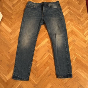 Levi's 502 jeans - Använda under kortare period säljer då jag inte gillar passformen på mig. Säljer ett par klassiska Levi's 502 jeans i blå denim. De har en straight passform och är tillverkade av högkvalitativt jeansmaterial. Perfekta för en avslappnad stil.