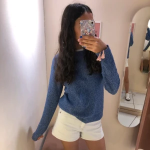 Blå vero Moda stickade tröja  - Jättebra skick, ysig blå stickad tröja med rund hals och långa ärmar. 