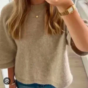 Beige stickad T-shirt från & Other Stories slutsåld  - Säljer en stilren beige tröja från & Other Stories. Tröjan har en rund halsringning och trekvartsärmar. Tillverkad i ett mjukt material. Slutsåld. Storlek M men passar S med. Nypris 790kr. Fint skick. Finns på ömalm eller skickas. Lånade första bilder