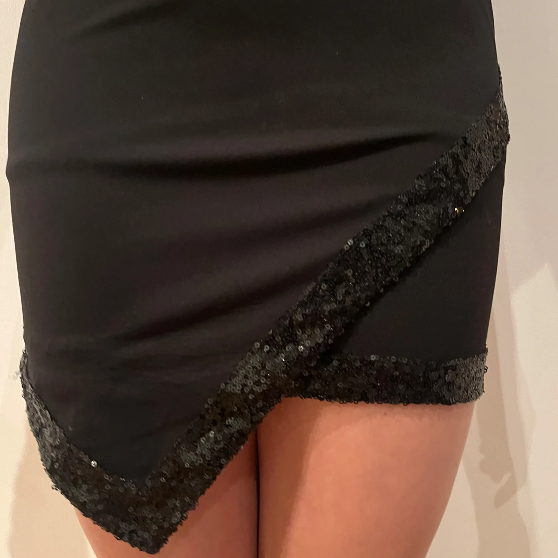 Svart klänning med paljettdetaljer - 90