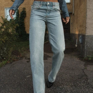 Ljusblå jeans med rak passform - Snygga ljusblå jeans med rak passform och klassisk femficksdesign. Helt slutsålda från Zaras hemsida, midwaist med wide leg🤗