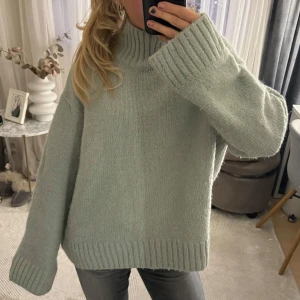 Stickad polotröja  - Säljer denna supersnygga polotröja i en så fin mintgrön färg❣️såå skön och bra material!