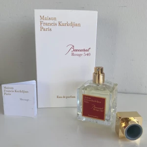 Maison Francis Kurkdjian Baccarat Rouge 540 Eau de Parfum - Hej! Säljer min Maison Francis Kurkdjian parfym som är oanvänd. Jag fick den som julklapp av min mormor. Jag säljer den eftersom jag har flera parfymer att använda upp först. Jag behöver även  pengar snabbt. Kom gärna med prisförslag. 💕💕
