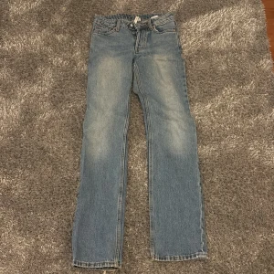 Blå jeans från Weekday - Säljer ett par klassiska blå jeans från Weekday. De har en straight passform och är tillverkade i denim. Perfekta för Stockholmsstilen!!☺️
