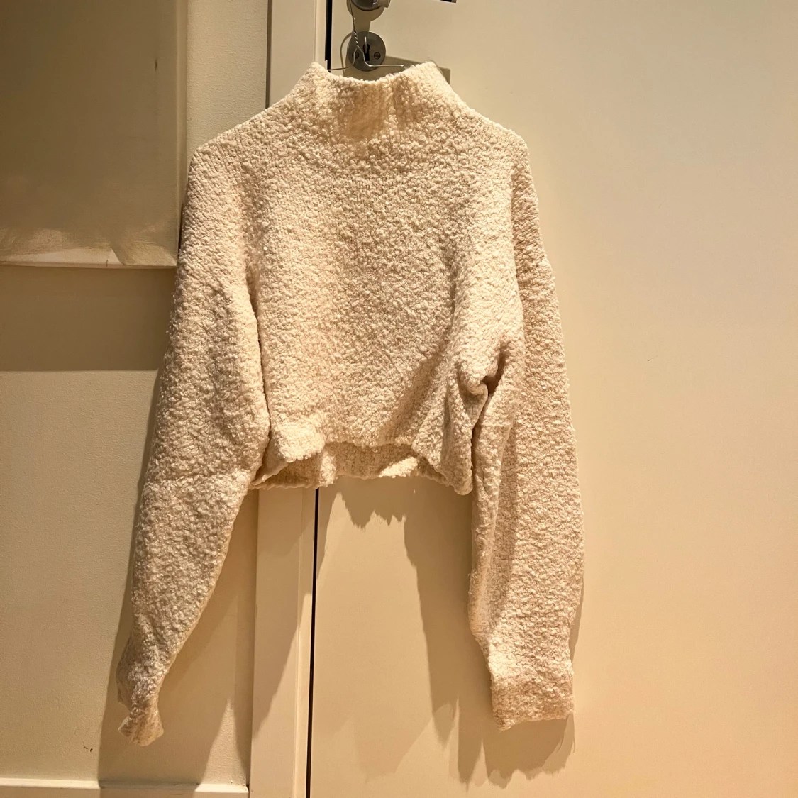 Vit croppad tröja från Monki